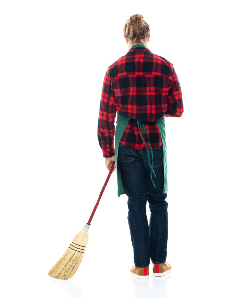后视镜/背部/全身/一人/一人20-29岁的成年人英俊的人金发白种人男性/年轻人清洁工/看门人/体力工人站着打扫/清洁和拿着扫帚/卫生图片下载