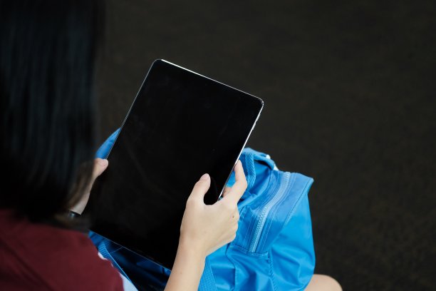 一个女孩和黑屏平板电脑图片下载