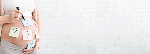 孕妇的肚子上贴了很多问号图片下载