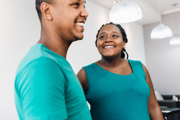 一对夫妇在家里等着生孩子图片下载