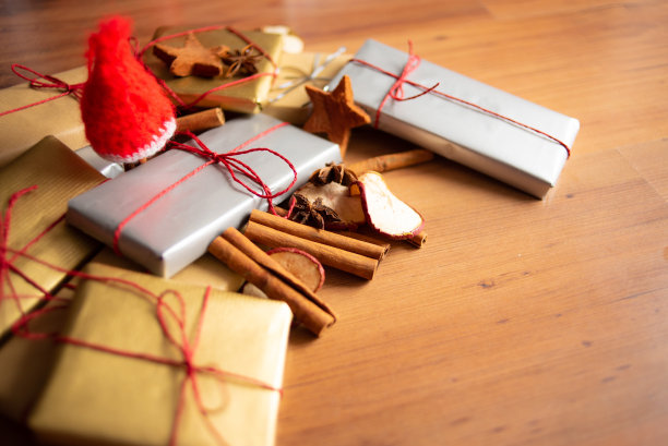 金色和银色圣诞礼盒礼物图片下载