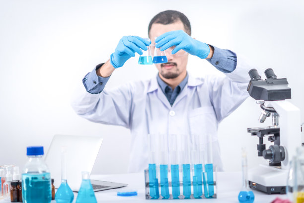 化妆品的创新来自于实验室的化学研究图片下载