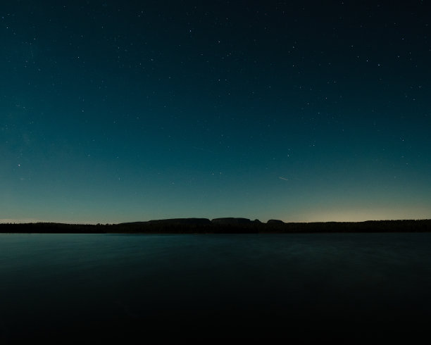 沉睡巨人的星夜图片下载