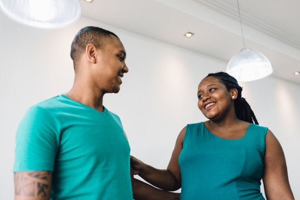 一对夫妇在家里等着生孩子图片下载