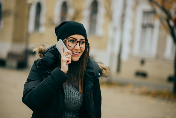 年轻女子在用电话图片下载