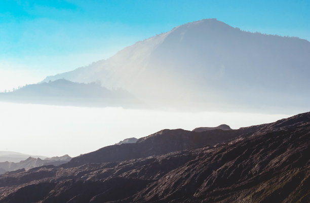 美丽的山间黎明图片下载