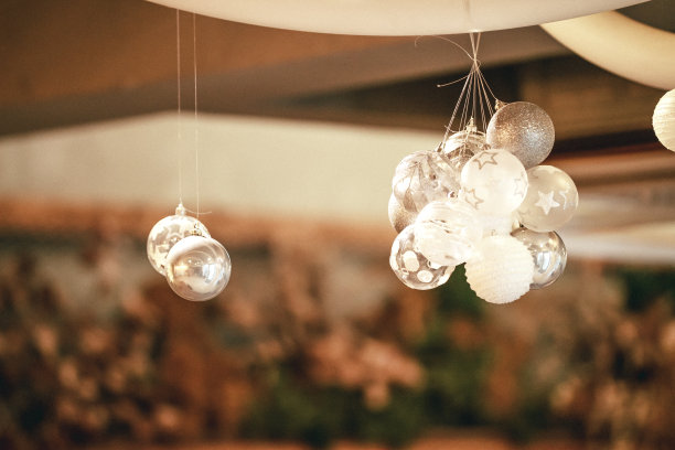 圣诞背景与雪花装饰与温暖的灯光。新年的背景。图片下载