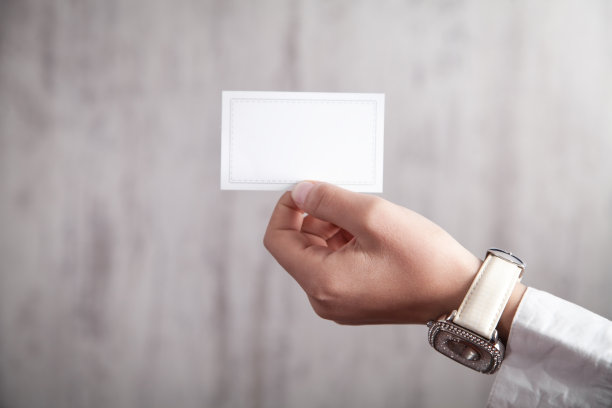 拿着名片的商业女孩。经营理念图片下载