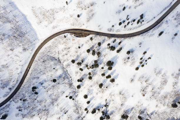 卷曲的冬季日本公路旅行图片下载