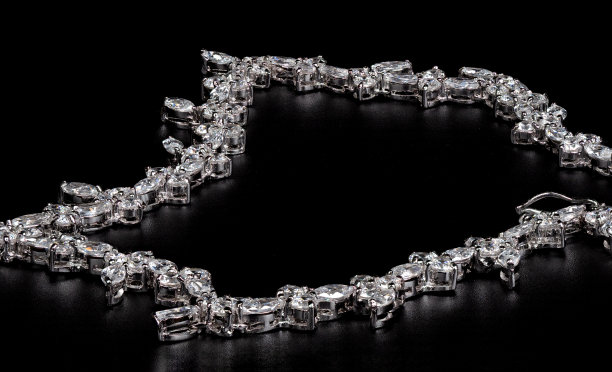 近距离银钻石项链孤立的黑色背景图片下载
