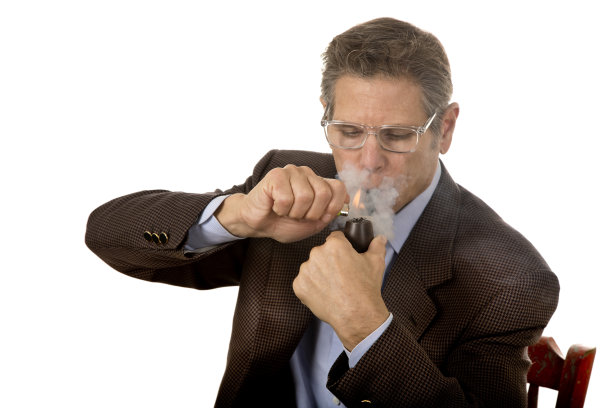 一名男子正在用打火机点烟图片下载