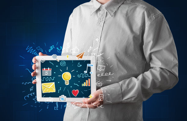 商人拿着带有应用程序的平板电脑图片下载