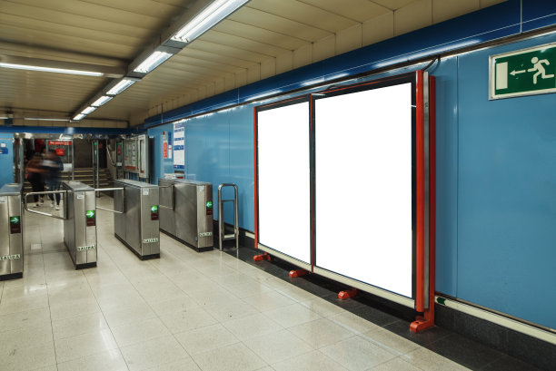 地铁站走廊里的两块空白广告牌图片下载