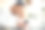 年轻爸爸向孩子展示智能手机图片下载