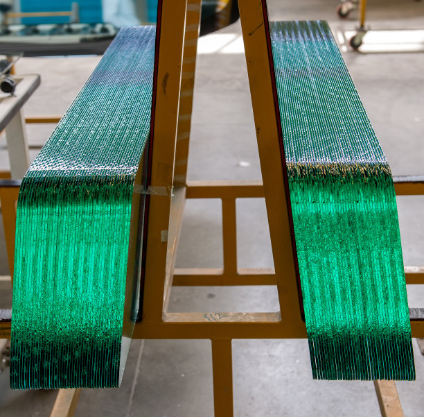 钢化玻璃工厂。这是钢化巴士眼镜。钢化玻璃图片下载