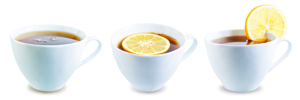 一杯红茶和柠檬在一个白色孤立的背景图片下载