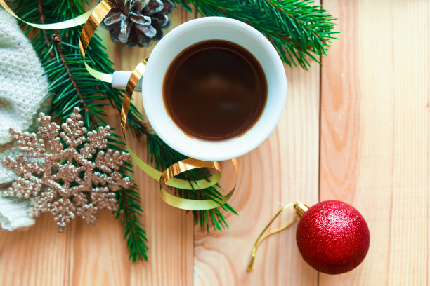 圣诞构图-平躺照片与咖啡杯和圣诞树的树枝在木制的背景，俯视图图片下载