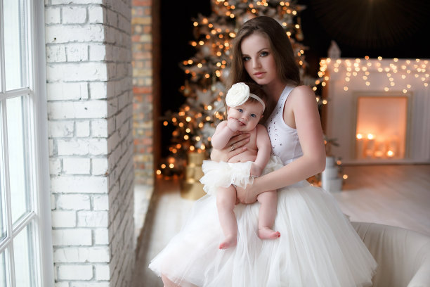 妈妈和女儿在家里的明亮的颜色在圣诞节的全家福照片。图片下载