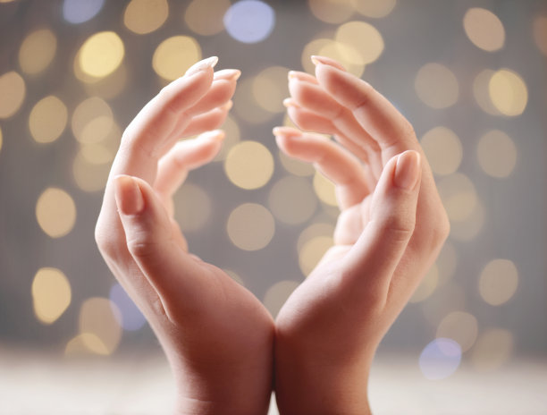 散景背景上的人手图片下载