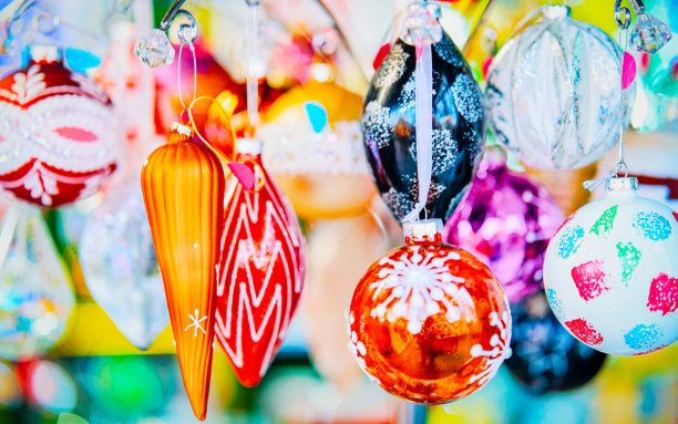 德国圣诞市场的玻璃圣诞树装饰图片下载