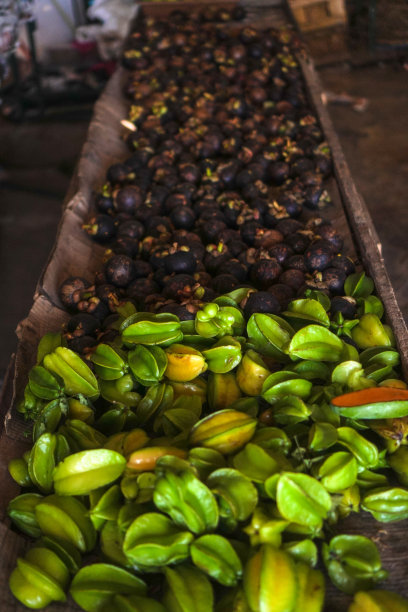 亚洲的传统市场有来自农场和丛林的各种水果和蔬菜。斯里兰卡销售业务背景。库存图片图片下载