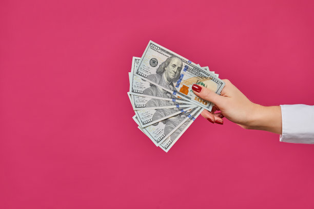 女人手里的钱的特写图片下载