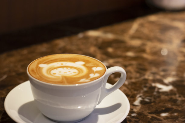 享受美味咖啡和拿铁的温馨时光图片下载