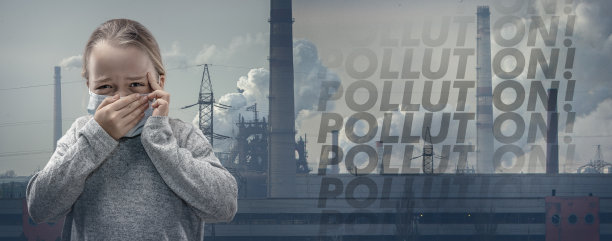 白人女孩戴着呼吸保护面具，以防止空气污染和黄昏，背景是工厂图片下载