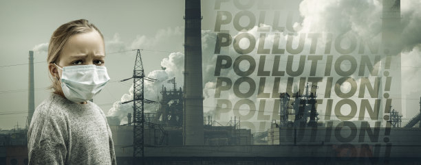 白人女孩戴着呼吸保护面具，以防止空气污染和黄昏，背景是工厂图片下载