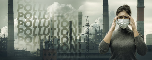 白人妇女戴着呼吸保护面罩，以防止空气污染和黄昏，背景是工厂图片下载