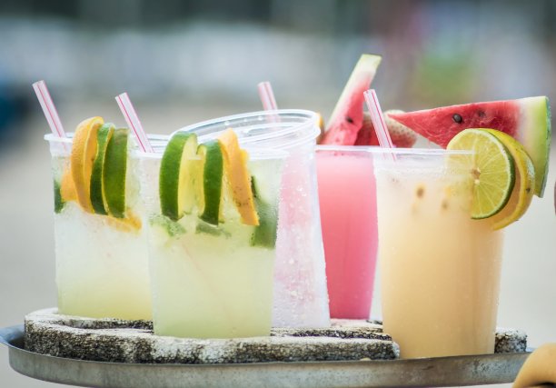 喝caipiinha, caipifruta和其他热带鸡尾酒在科帕卡巴纳海滩里约热内卢de Janeiro巴西伊帕内玛海滩上的小贩图片下载