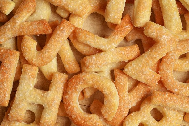 以饼干或饼干为背景做成的一堆字母图片下载