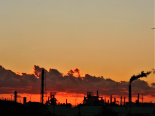 东京湾上的日落。壮观的天空映衬着炼油厂。图片下载