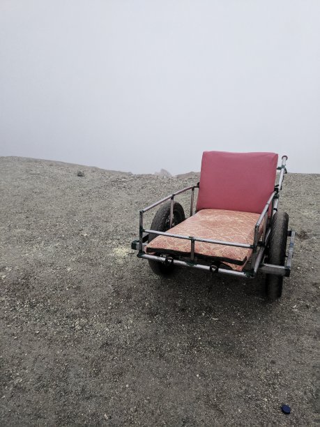 空椅子-伊真图片下载