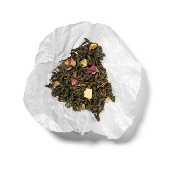 含有芳香添加剂的绿茶。顶视图上的白色背景图片下载