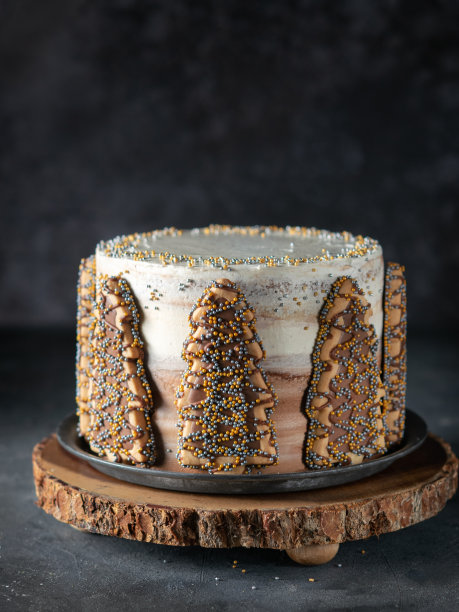 圣诞蛋糕与饼干树在黑暗的背景，复制空间，圣诞装饰。圣诞、新年假日背景概念。甜点食谱的想法。图片下载