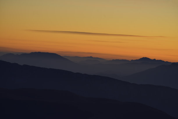 日出照耀小山。美丽的早晨图片下载
