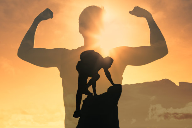 人爬山，感觉身强力壮。图片下载