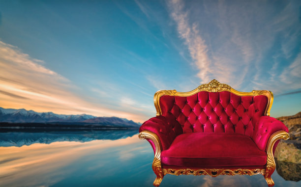 红色沙发上的白色背景与反射家具，分别从背景裁剪部分分离图片下载