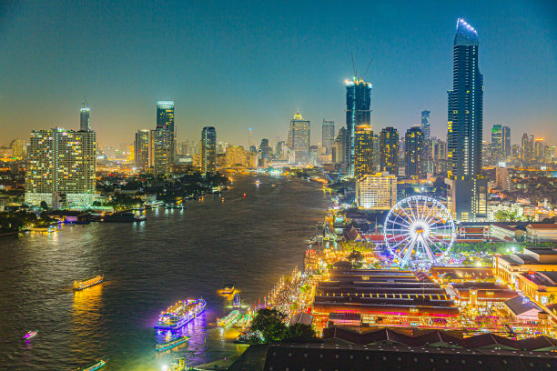 城市景观“曼谷眼”在黄昏，许多建筑全景。摩天大楼的顶部视图。夜生活是展示费里斯在河边灯光与技术长时间曝光图片下载