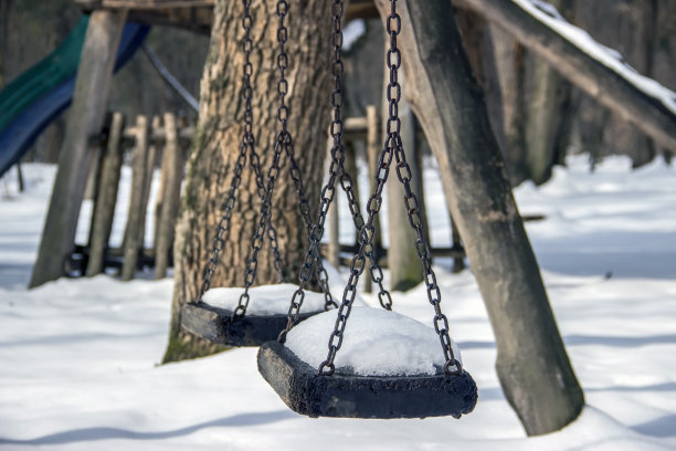 孩子们的操场被雪覆盖了图片下载