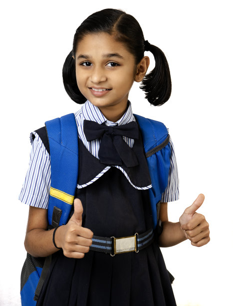 印度小女生竖起大拇指。孤立在白色背景上。图片下载