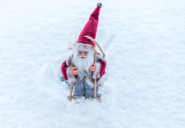 圣诞老人在雪地上滑雪图片下载