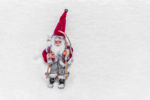圣诞老人在雪地上滑雪图片下载