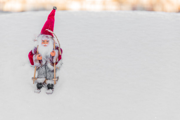 圣诞老人在雪地上滑雪图片下载