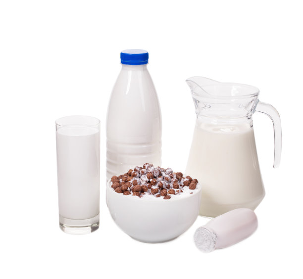 一碗玉米片和牛奶的静物画。图片下载