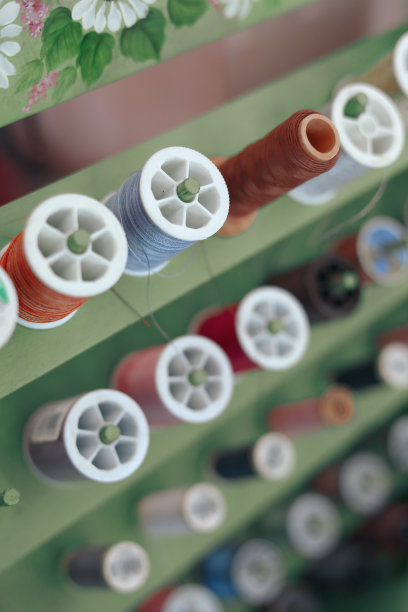 架子的彩色线集材料缝纫刺绣图片下载