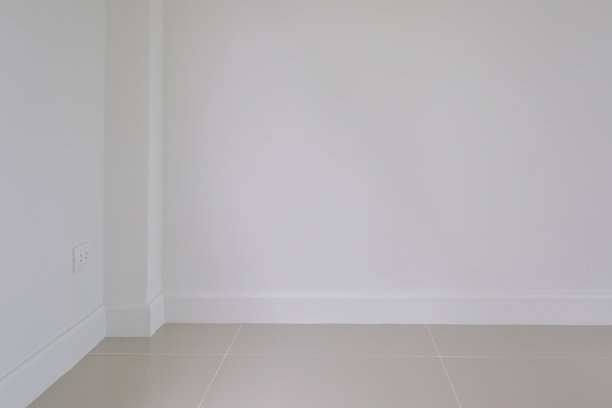 新房子内部空荡荡，白色的灰泥墙和干净的瓷砖地板图片下载