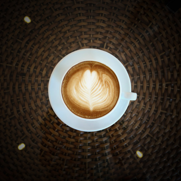 热拿铁咖啡饮料放在咖啡馆餐厅的桌子上图片下载