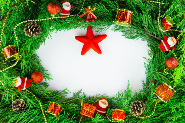 圣诞节的装饰和华丽的冷杉树枝为新年。红星、圣诞老人、松果和红色饰品。圣诞快乐。图片下载